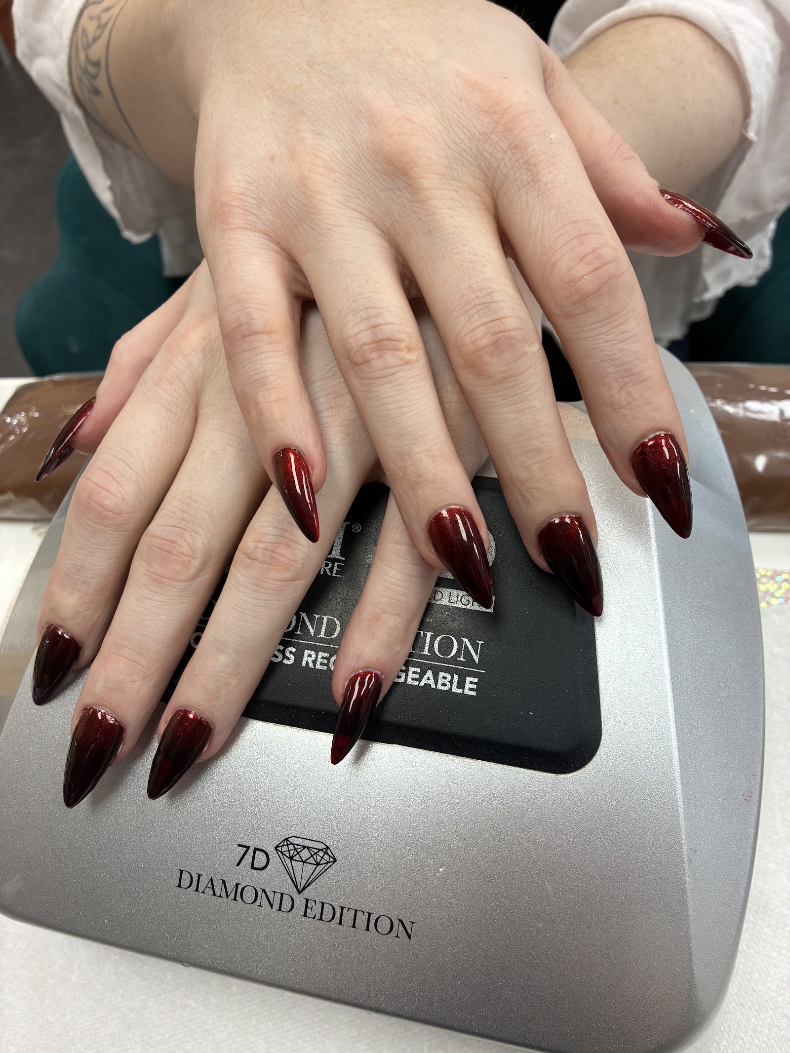 GG NAILS logo